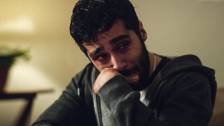 crítica do filme O Acusado da Netflix 2023 cena do ator Chaneil Kular