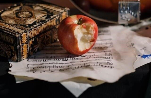 maçã mordida em cima de manuscrito