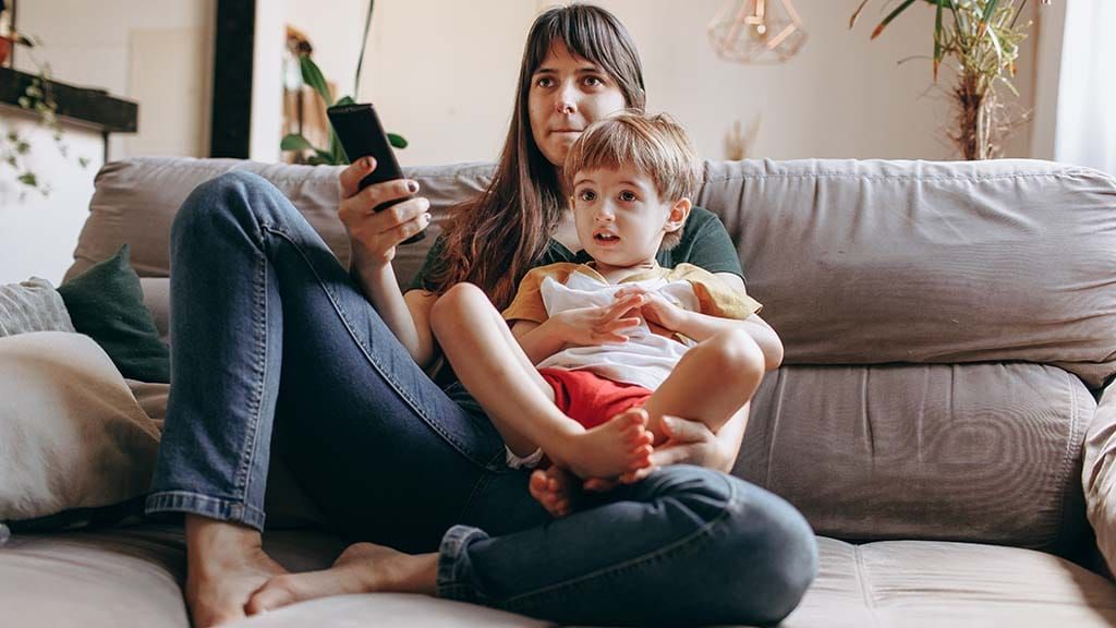 filmes infantis na Netflix - Mãe e filho pequeno assistindo Tv no sofá