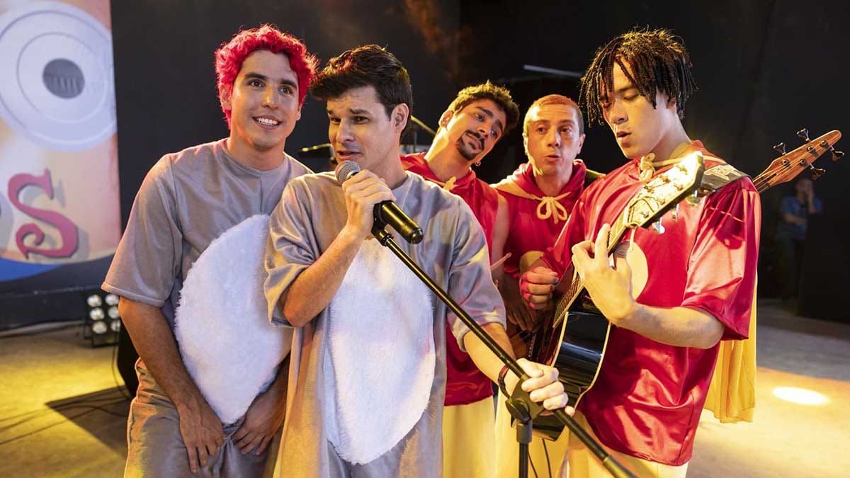 Confira a crítica de "Mamonas Assassinas - O Filme", cinebiografia da banda está disponível para assinantes da Max.