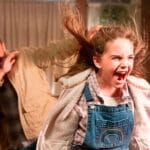 Confira a crítica do filme "Chamas da Vingança", adaptação de 2022 da obra de Stephen King que chegou ao catálogo da Netflix.