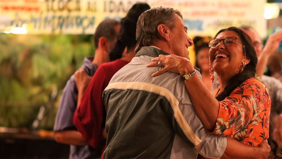 Confira a crítica de "Dona Lurdes - O Filme", comédia brasileira com Regina Casé que está disponível para assinantes do Globoplay.