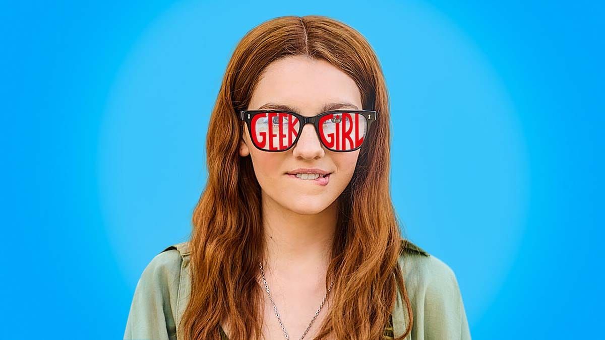Confira a crítica de "Geek Girl", série de comédia estrelada por Emily Carey disponível para assinantes da Netflix.