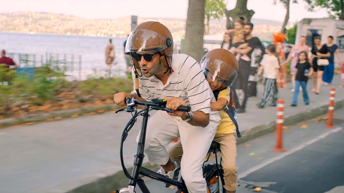 Confira a crítica do filme "Meu Porto Seguro 2", comédia dramática turca que está disponível para assinantes da Netflix.