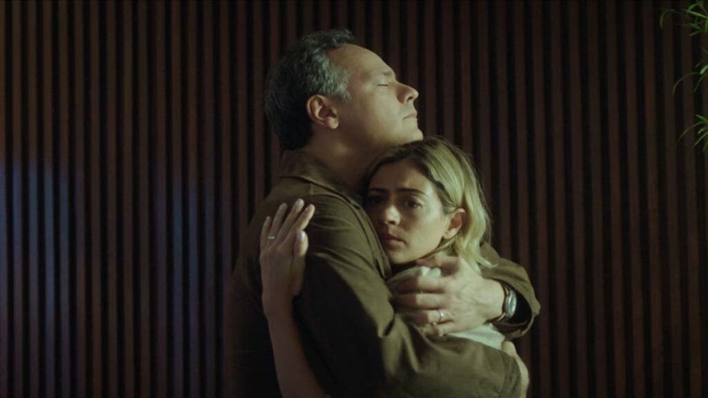 Confira a crítica do filme "Ninguém é de Ninguém", drama brasileiro com Carol Castro e Danton Mello que está disponível na Max.