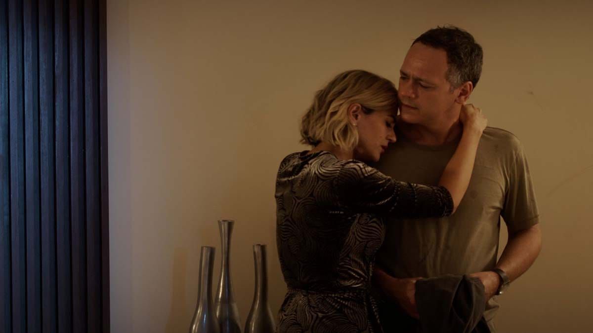 Confira a crítica do filme "Ninguém é de Ninguém", drama brasileiro com Carol Castro e Danton Mello que está disponível na Max.