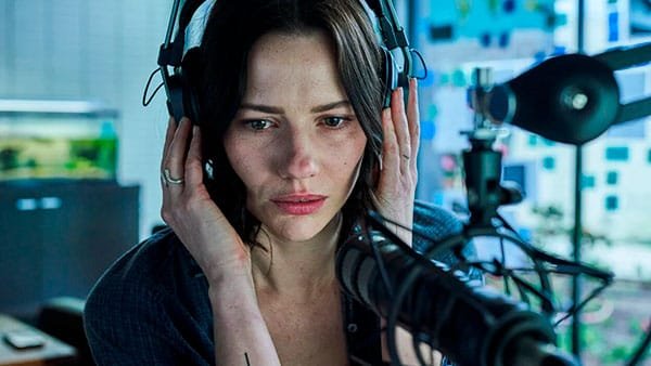 Confira a crítica do filme "O Podcast", ficção científica com Lily Sullivan disponível para assinantes da Max.