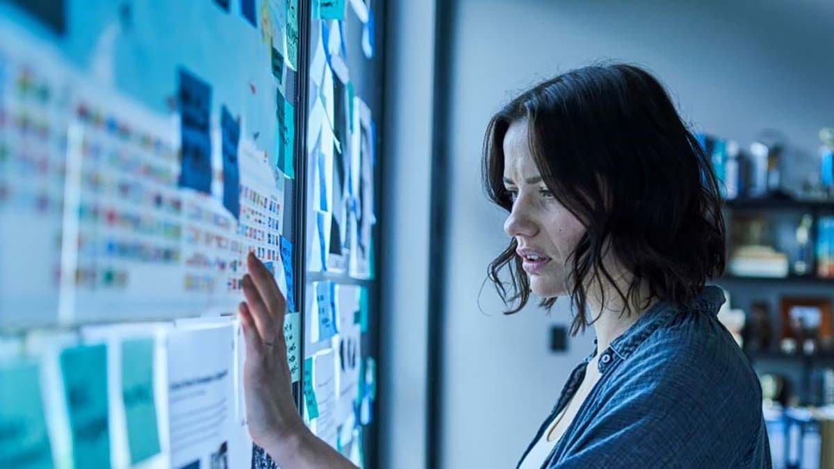 Confira a crítica do filme "O Podcast", ficção científica com Lily Sullivan disponível para assinantes da Max.