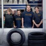 Confira a crítica de "O Rei dos Pneus", série de comédia de 6 episódios disponível para assinantes da Netflix.