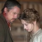 Confira a crítica de "Terra Violenta", filme de 2016 com Ethan Hawke, John Travolta e Taissa Farmiga que está disponível na Netflix.