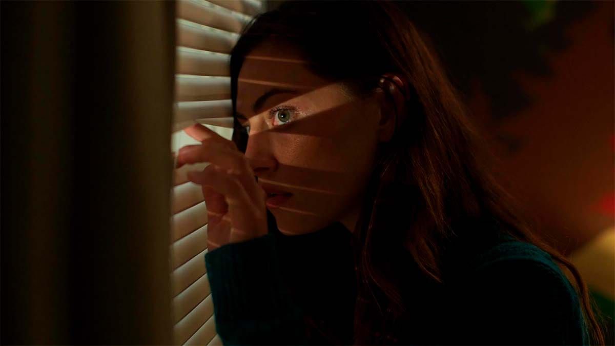 Confira a crítica de "Turno Maldito", filme de terror de 2022 estrelado por Phoebe Tonkin disponível para assinantes do Max.