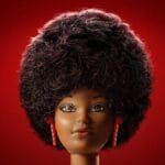 Confira a crítica do filme "A Primeira Barbie Negra", documentário de 2024 disponível para assinantes da Netflix.