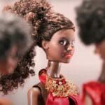 Confira o primeiro trailer oficial do filme "A Primeira Barbie Negra", documentário que estreia em breve no catálogo da Netflix.