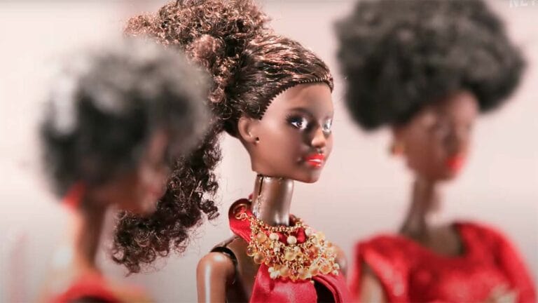 Confira o primeiro trailer oficial do filme "A Primeira Barbie Negra", documentário que estreia em breve no catálogo da Netflix.
