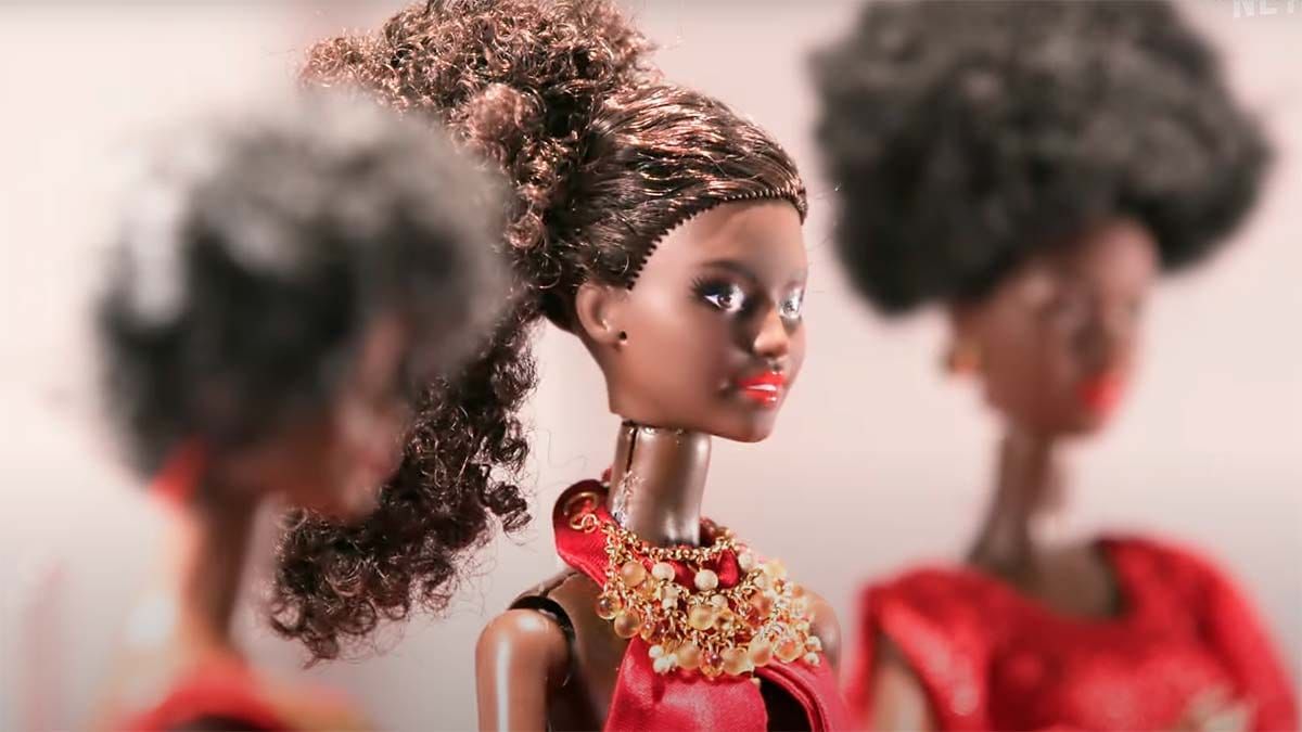 Confira o primeiro trailer oficial do filme "A Primeira Barbie Negra", documentário que estreia em breve no catálogo da Netflix.