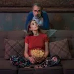 Confira a crítica do filme "Basma", drama árabe de 2024 de Fatima AlBanawi disponível para assinantes da Netflix.