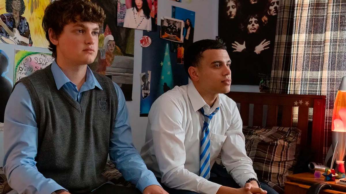 Confira a crítica do filme "Bonus Track", comédia romântica de 2023 de Julia Jackman disponível para assinantes da Max.