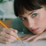 Confira a crítica do filme "Está Tudo Bem Comigo?", comédia romântica com Dakota Johnson disponível para assinantes da Max.