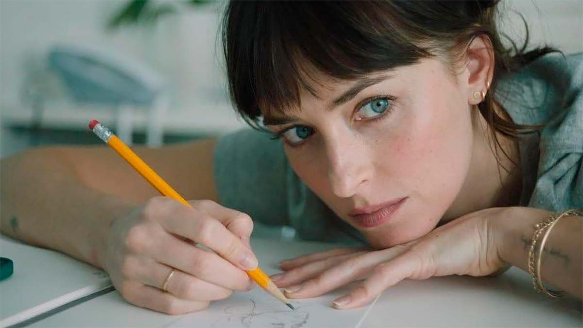 Confira a crítica do filme "Está Tudo Bem Comigo?", comédia romântica com Dakota Johnson disponível para assinantes da Max.