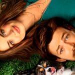 Confira a crítica do filme "Puppy Love", comédia romântica com Lucy Hale e Grant Gustin disponível para assinantes do Prime Video.