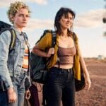 Confira a crítica do filme "The Royal Hotel", suspense de 2023 com Julia Garner disponível para assinantes do Prime Video.