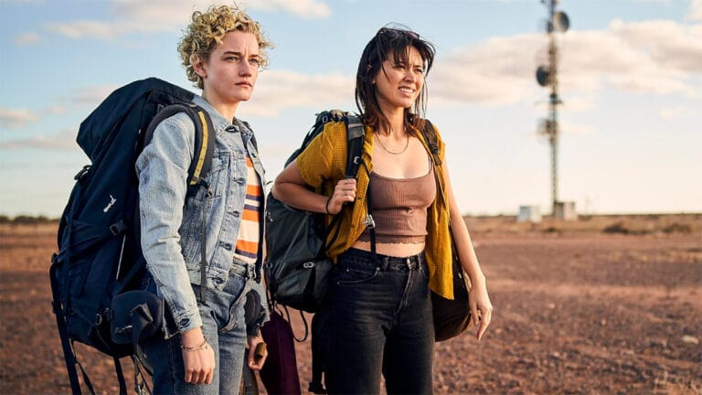 Confira a crítica do filme "The Royal Hotel", suspense de 2023 com Julia Garner disponível para assinantes do Prime Video.