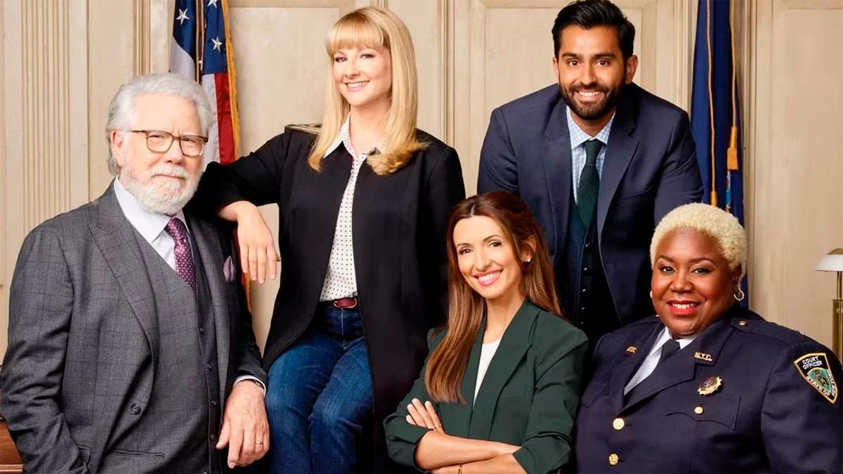 Confira a crítica da temporada 2 de "Tribunal Noturno", série de comédia com Melissa Rauch disponível para assinantes da Max.