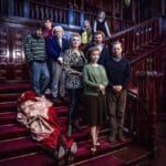 Confira a crítica do filme "Uma Herança Inusitada", comédia polonesa de 2024 disponível para assinantes da Netflix.