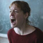 Confira a crítica do filme "A Sala dos Professores", drama de 2024 com Leonie Benesch disponível para assinantes da Max.