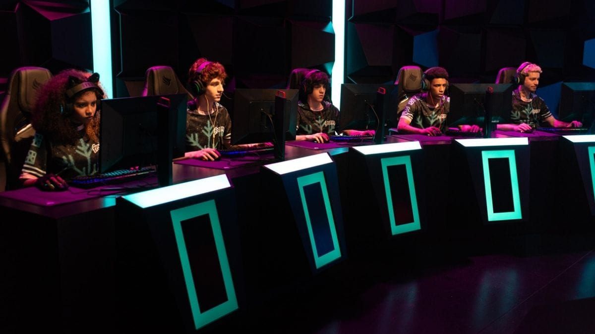 Confira a crítica da série "Dr4g0n", comédia brasileira de 2024 com oito episódios disponível para assinantes do Globoplay.