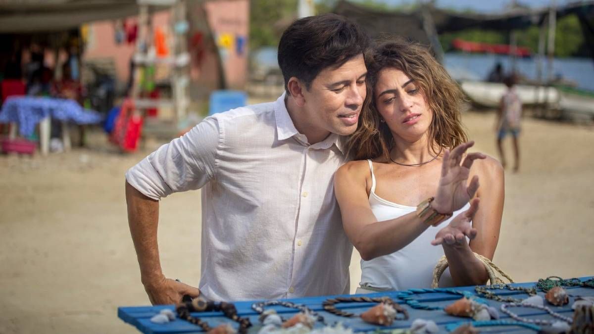 Confira a crítica do filme "Férias Trocadas", comédia brasileira de 2024 disponível para assinantes do Prime Video.