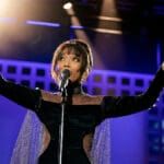 Confira a crítica do filme "I Wanna Dance with Somebody: A História de Whitney Houston", disponível para assinantes do Prime Video.