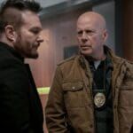 Confira a crítica de "Detetive Knight: Vilão", filme de ação policial de 2022 com Bruce Willis disponível para assinantes do Prime Video.