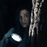 Confira a crítica do filme "Um Estranho no Bosque", suspense de 2024 com Holly Kenney disponível para assinantes da Max.