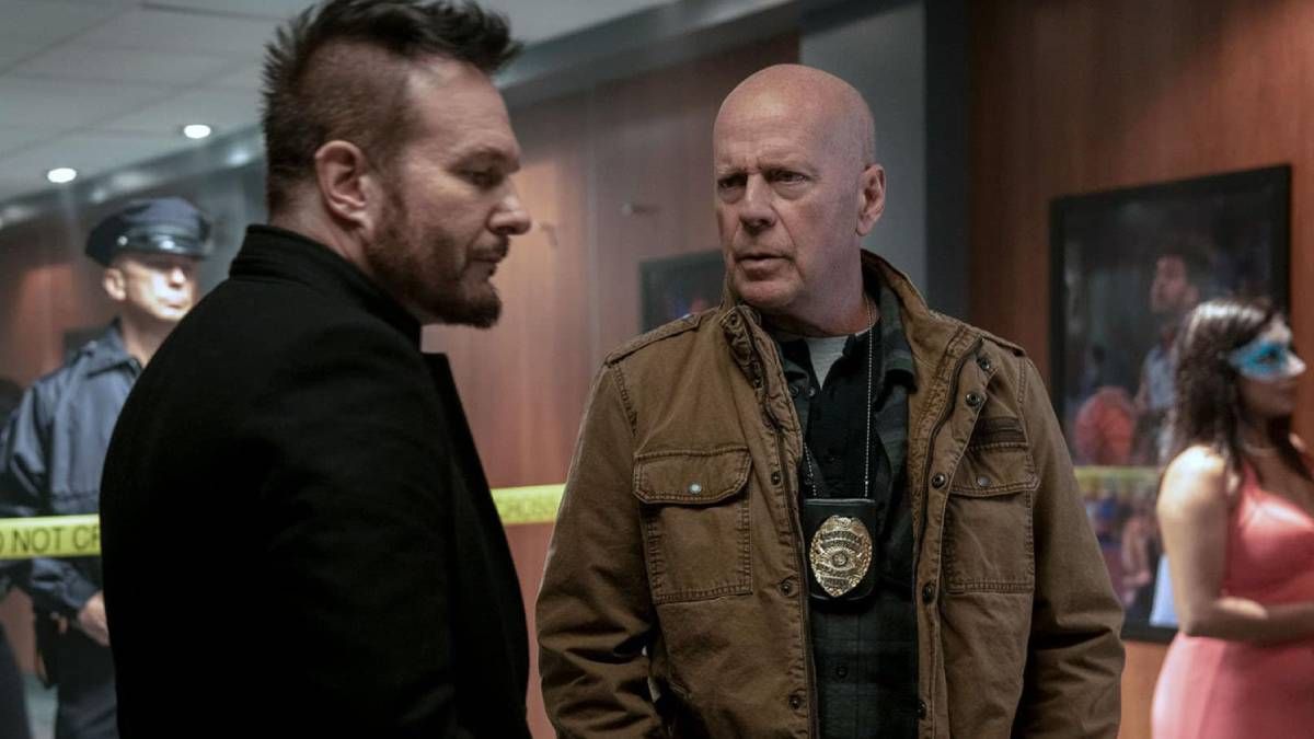 Confira a crítica de "Detetive Knight: Vilão", filme de ação policial de 2022 com Bruce Willis disponível para assinantes do Prime Video.