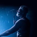 Confira a crítica do filme "O Homem nas Trevas 2", terror de 2021 com Stephen Lang disponível para assinantes da Netflix.