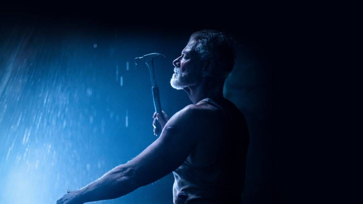 Confira a crítica do filme "O Homem nas Trevas 2", terror de 2021 com Stephen Lang disponível para assinantes da Netflix.