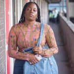 Confira a crítica da série "Queenie", drama baseado no romance homônimo disponível para assinantes do Disney+.