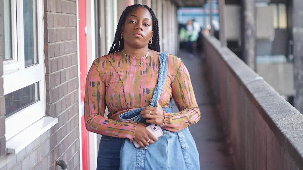 Confira a crítica da série "Queenie", drama baseado no romance homônimo disponível para assinantes do Disney+.