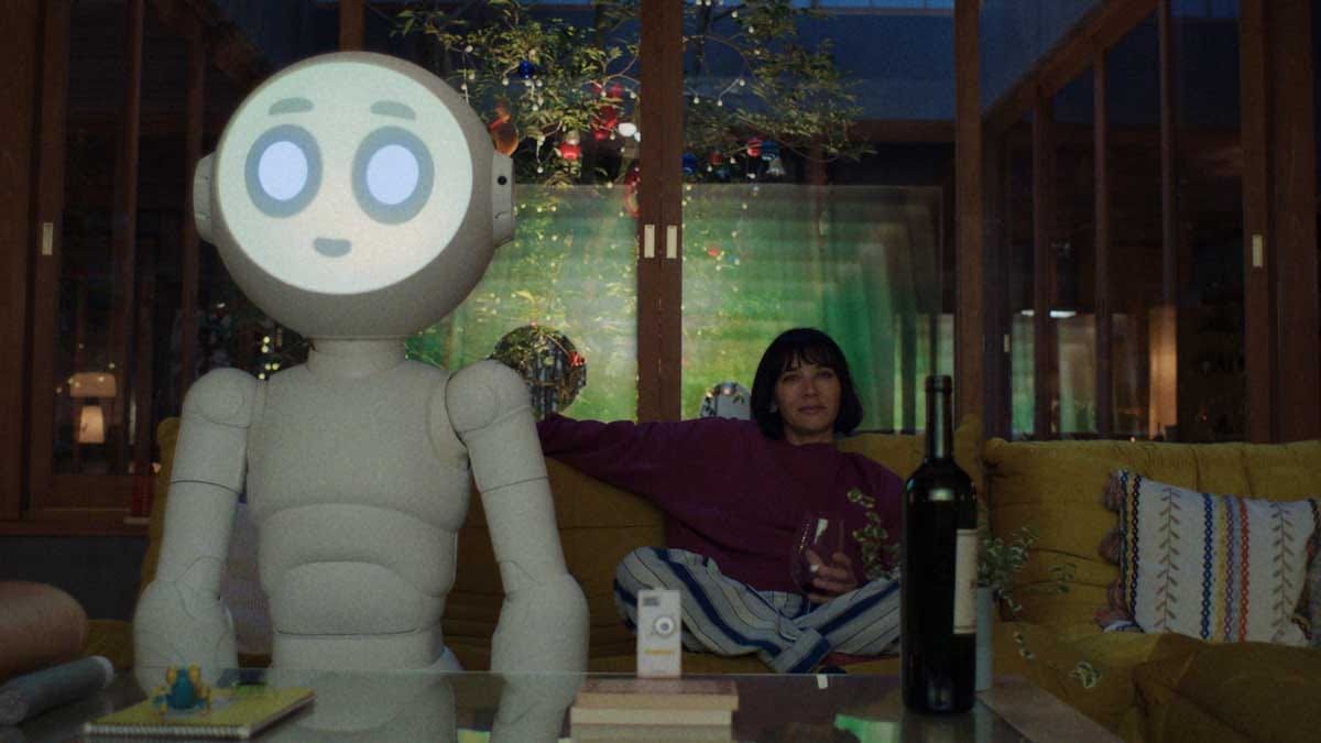 Confira a crítica dos dois primeiros episódios da série "Sunny", comédia dramática de 2024 disponível para assinantes da Apple TV+.