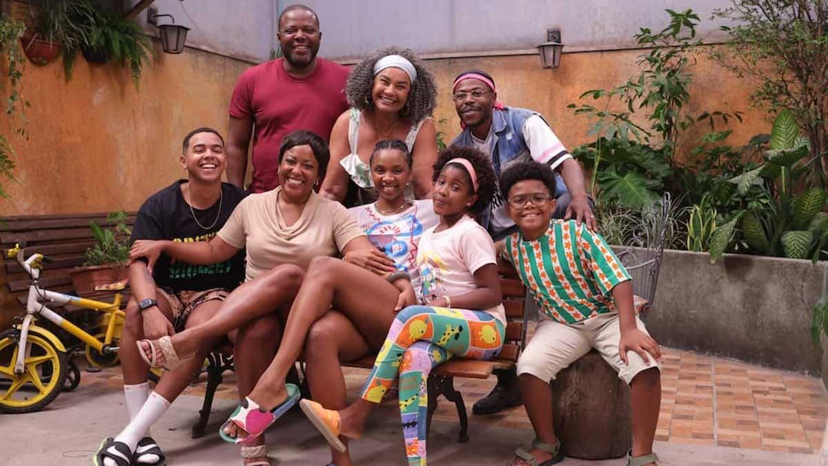 Confira a crítica da série "Toda Família Tem", comédia brasileira de 2024 disponível para assinantes do Prime Video.