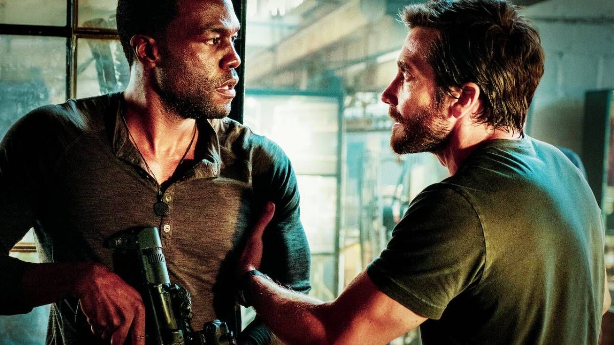 Confira a crítica de "Ambulância: Um Dia de Crime", filme policial de 2022 com Jake Gyllenhaal disponível para assistir na Netflix.