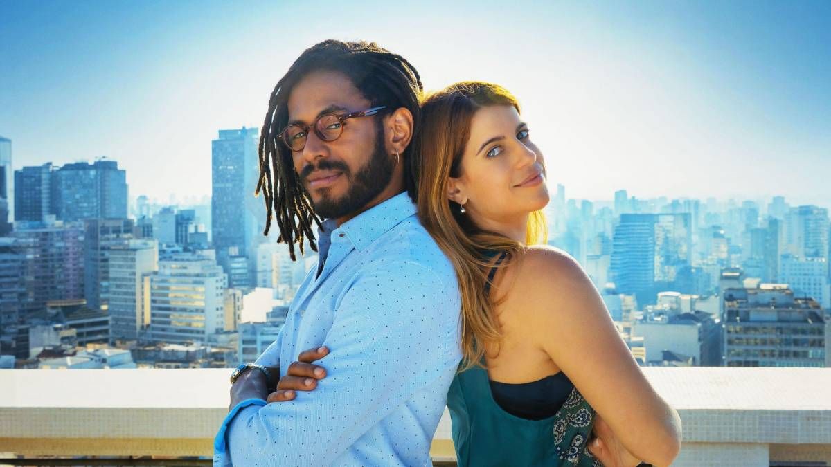 Confira a crítica do filme "Amigos Sem Compromisso", adaptação brasileira de 2024 da comédia romântica "Amizade Colorida" disponível na Max.