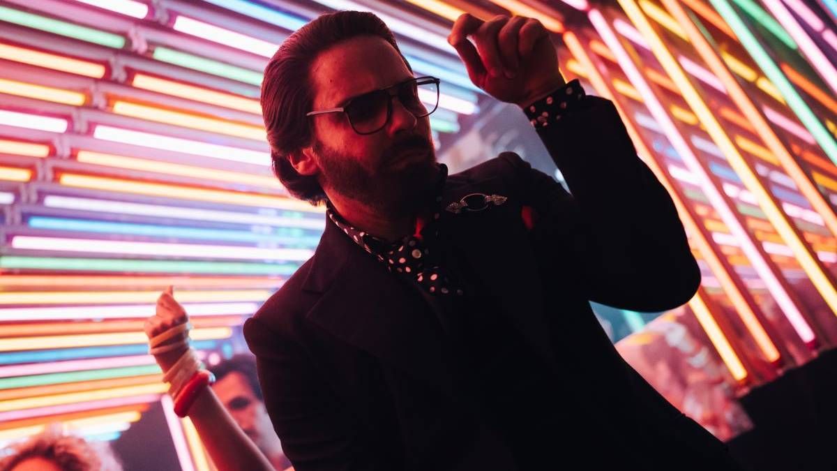 Confira a crítica da série "Becoming Karl Lagerfeld", minissérie com Daniel Brühl de 2024 disponível para assinantes do Disney+.