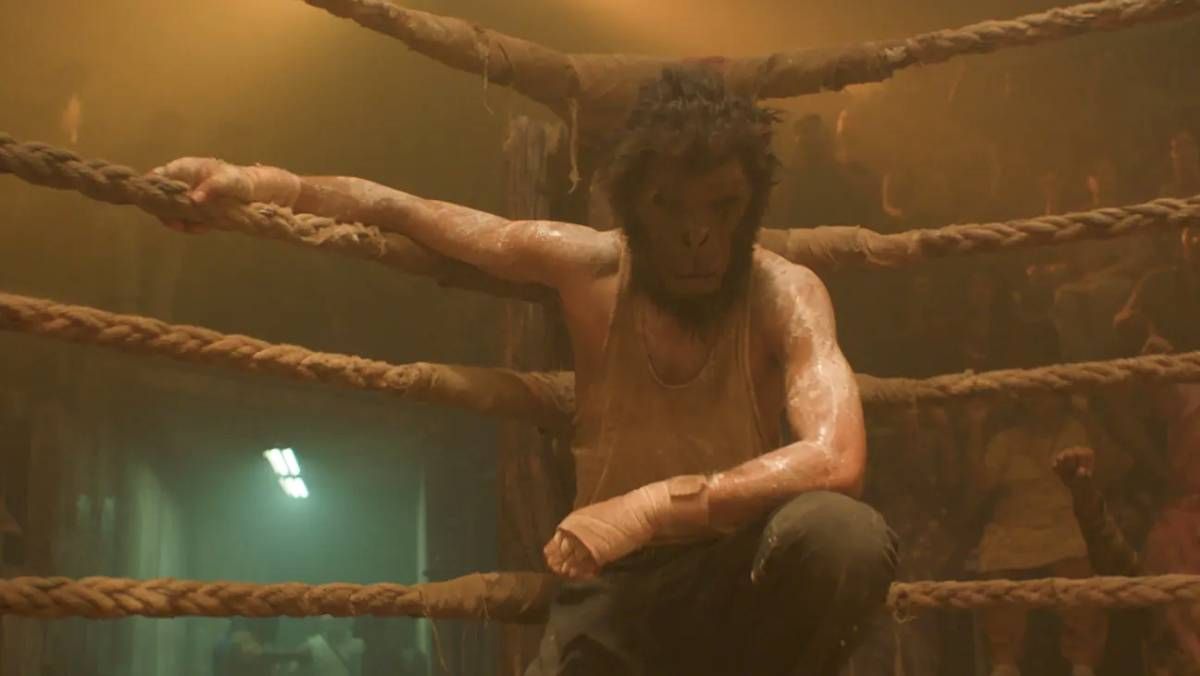 Confira a crítica de "Fúria Primitiva", filme de ação dirigido, escrito e estrelado por Dev Patel, disponível para assistir no Prime Video.