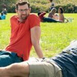 Confira a crítica do filme "Mais que Amigos", comédia romântica de 2022 disponível para assistir na Netflix.