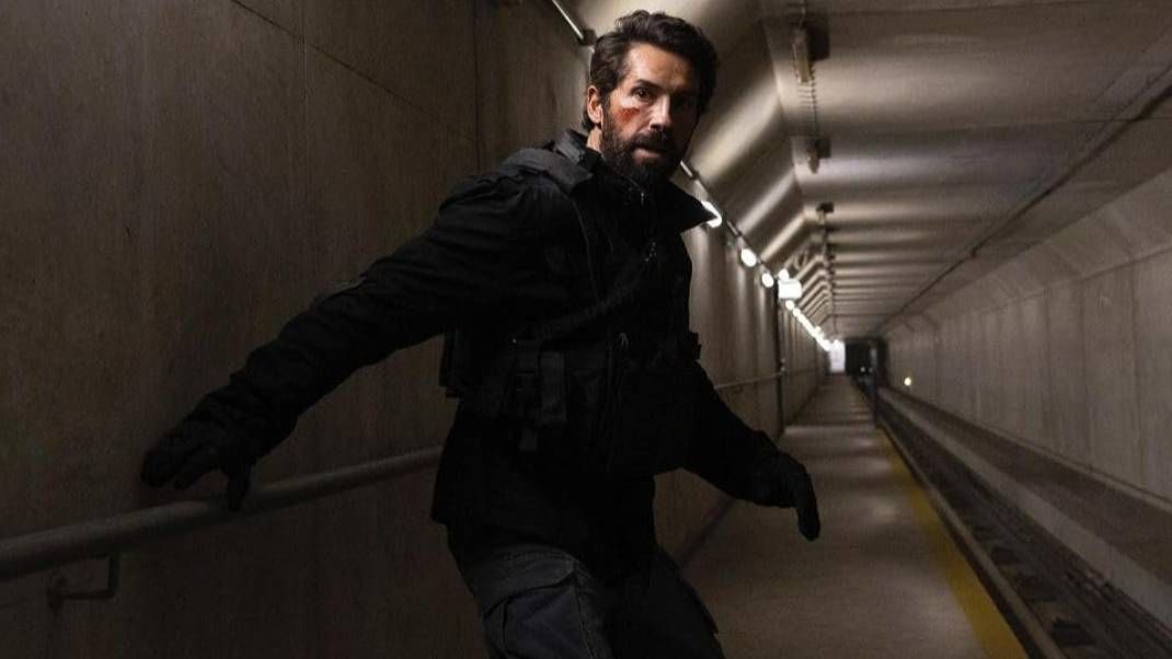 Confira a crítica do filme "Mais um Tiro Certo", suspense de ação de 2024 disponível para assistir na Max.