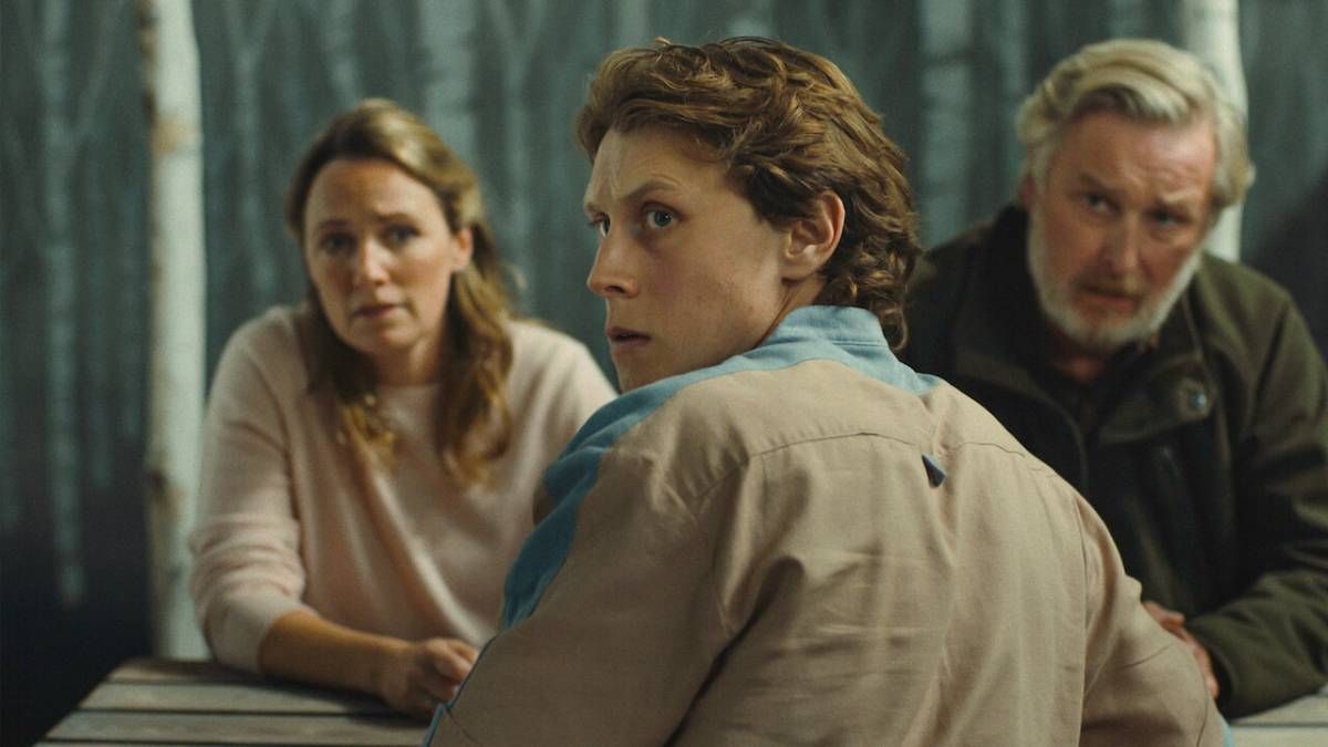 Confira a crítica do filme "O Lobo", suspense dramático de 2021 com George MacKay disponível para assistir na Netflix.