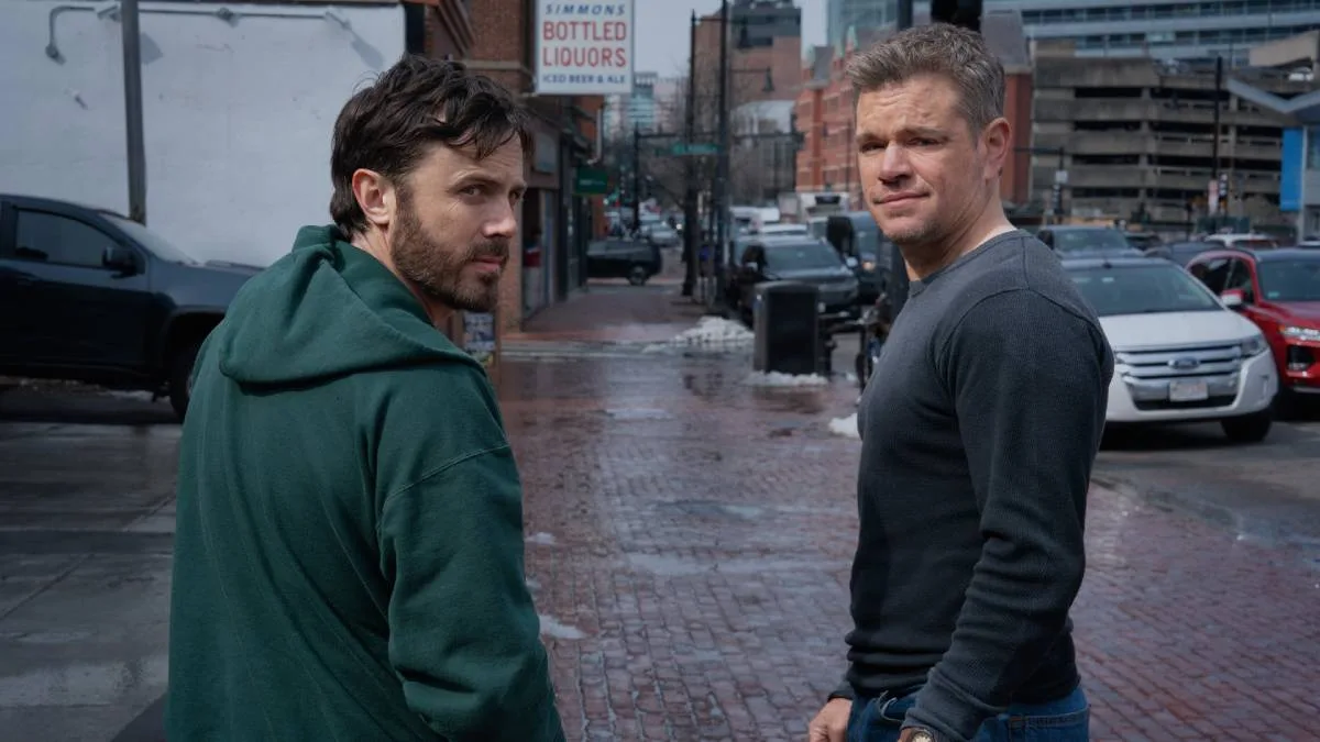Confira a crítica do filme "Os Provocadores", comédia policial com Matt Damon e Casey Affleck de 2024 disponível para assistir na Apple TV+.