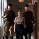 Confira a crítica de "Somos os Que Tiveram Sorte", série dramática de 2024 com Joey King que está disponível para assistir no Disney+.